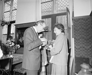 880620 Afbeelding van het bezoek van Joan Mondale (rechts, echtgenote van de Amerikaanse vicepresident Walter Mondale) ...